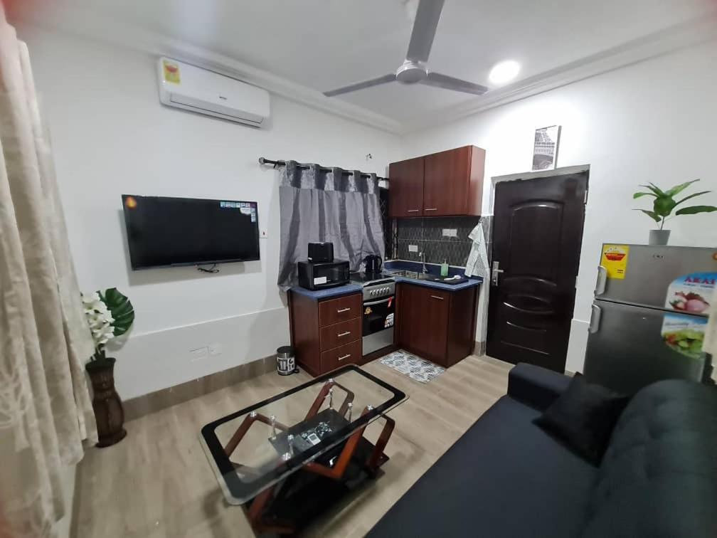 Nesta Barron -Home Away From Home North Legon Exterior foto
