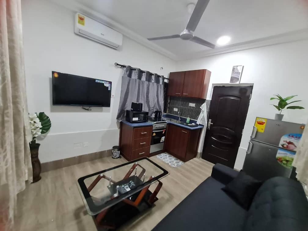 Nesta Barron -Home Away From Home North Legon Exterior foto