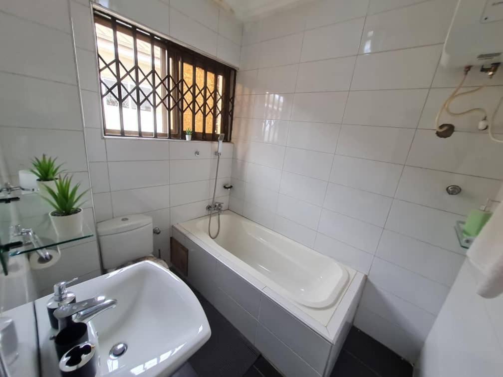 Nesta Barron -Home Away From Home North Legon Exterior foto