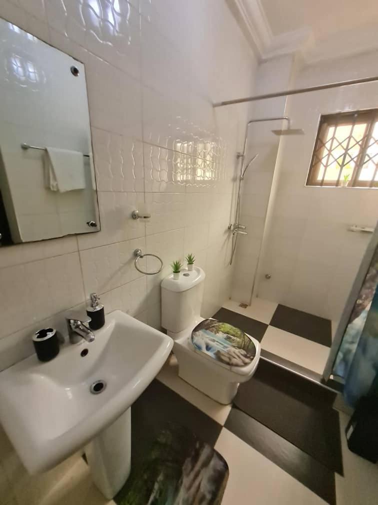Nesta Barron -Home Away From Home North Legon Quarto foto