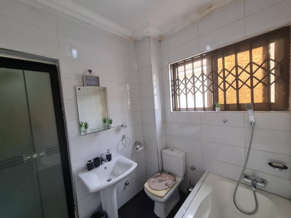 Nesta Barron -Home Away From Home North Legon Quarto foto
