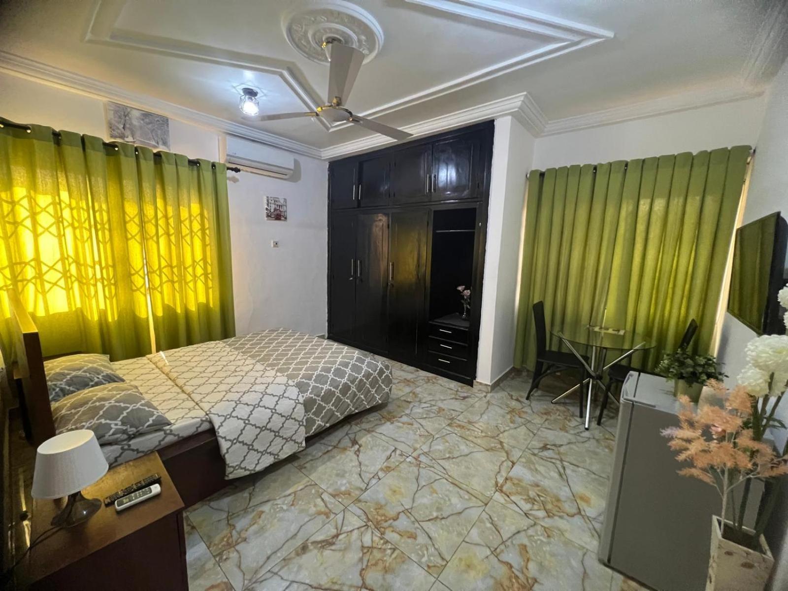 Nesta Barron -Home Away From Home North Legon Exterior foto