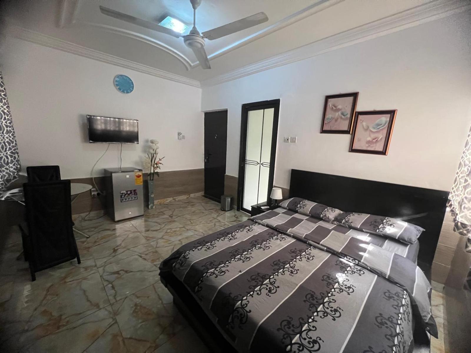 Nesta Barron -Home Away From Home North Legon Exterior foto