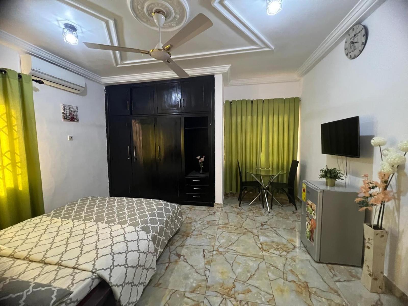 Nesta Barron -Home Away From Home North Legon Exterior foto
