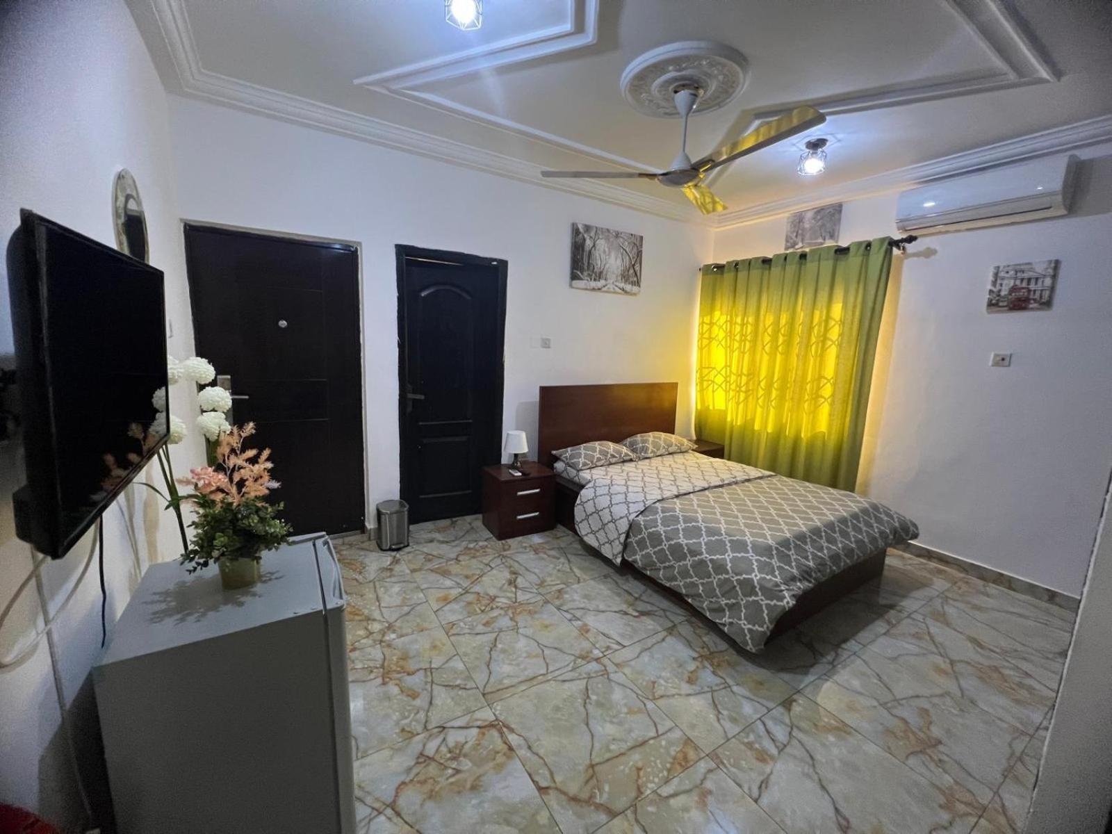 Nesta Barron -Home Away From Home North Legon Exterior foto