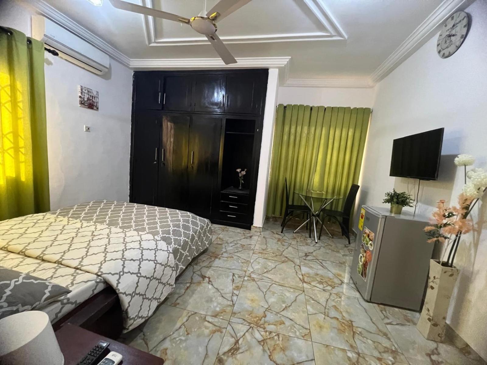Nesta Barron -Home Away From Home North Legon Exterior foto