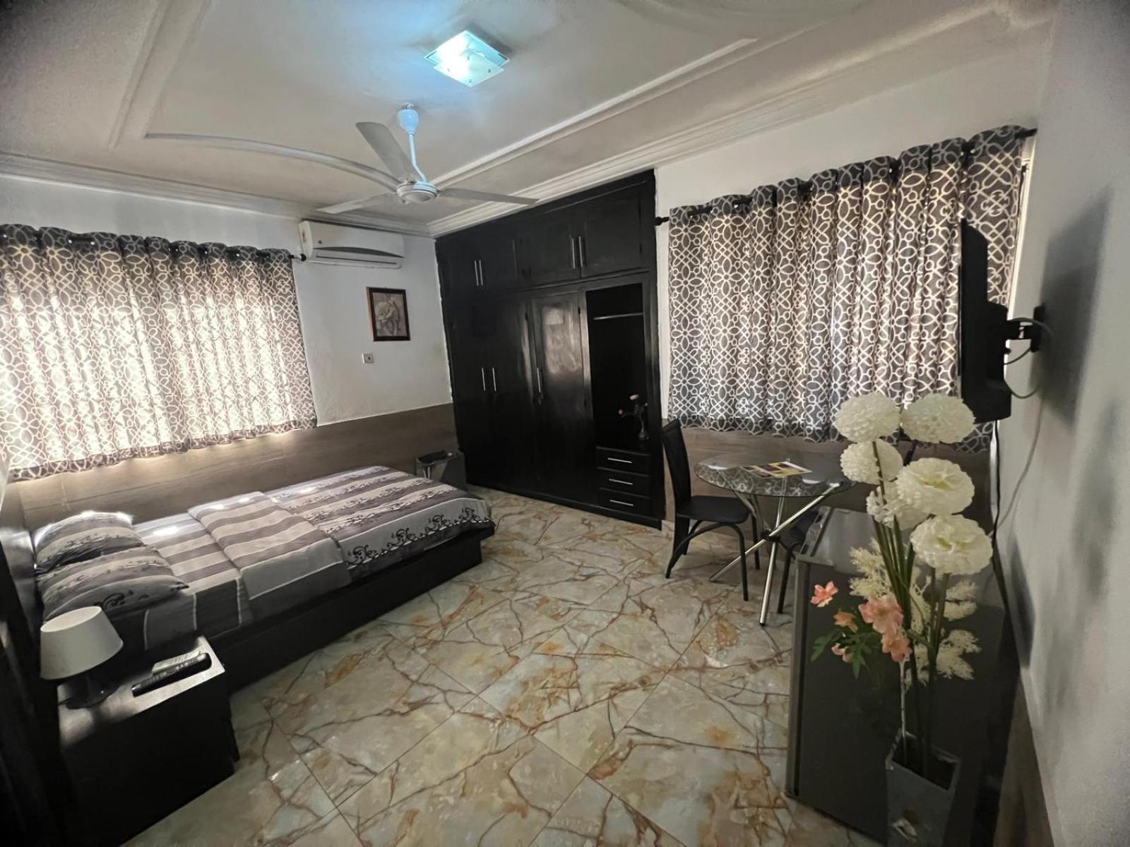 Nesta Barron -Home Away From Home North Legon Exterior foto